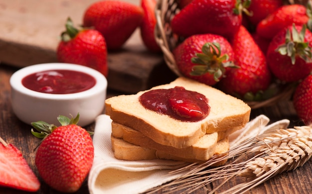 Toast con marmellata di fragole