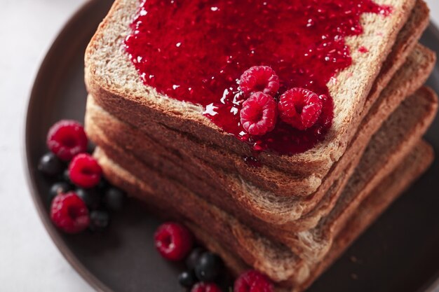 Toast con marmellata di lamponi sopra