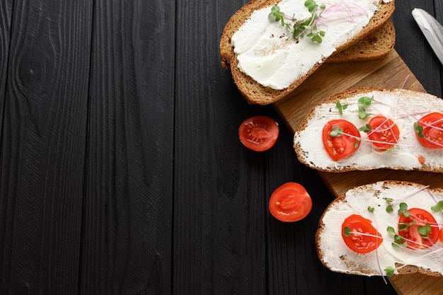 Toast con microgreens sul tavolo Cibo sano cibo vegano e concetto di dieta