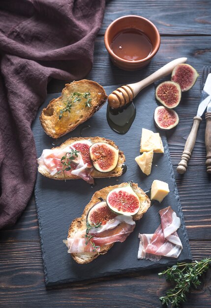 Toast con pancetta e fichi