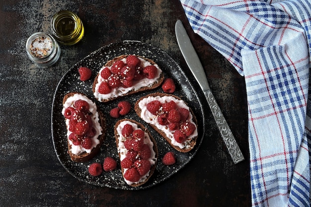 Toast con pasta di gamberi e lamponi