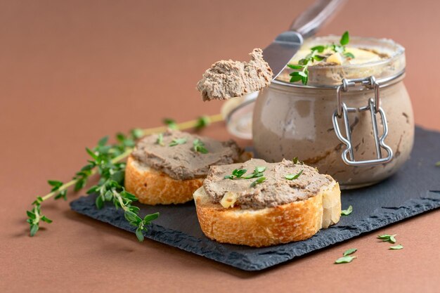 Toast con patè di fegato fatto in casa