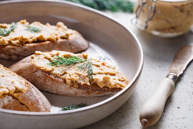 Toast con patè e aneto fresco Antipasto salutare