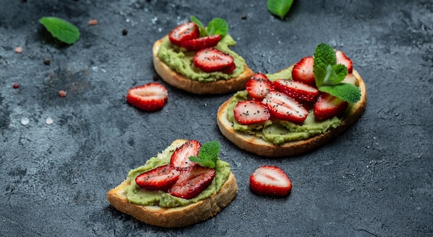 Toast con purè di avocado, fragole e semi di chia, Deliziosa colazione o merenda, Toast dietetico Keto