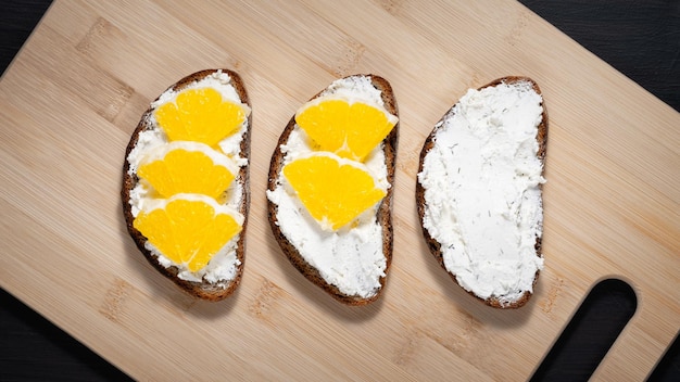 Toast con ricotta e arancia su un tagliere