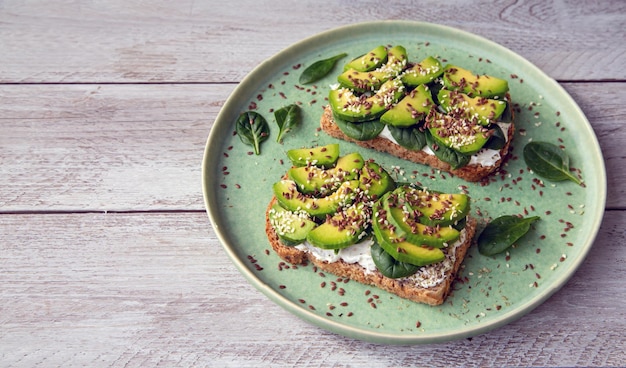 Toast con ricotta spinaci semi di sesamo semi di lino Cibo sano ricco di fibre oligoelementi acidi omega lipidi insaturi