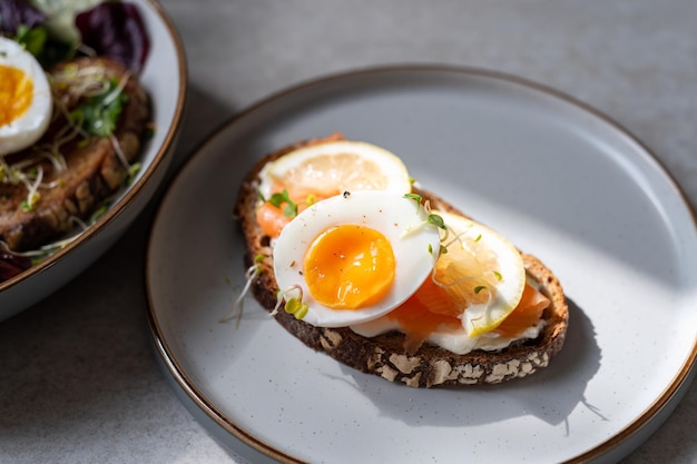 Toast con salmone e uova sode medie