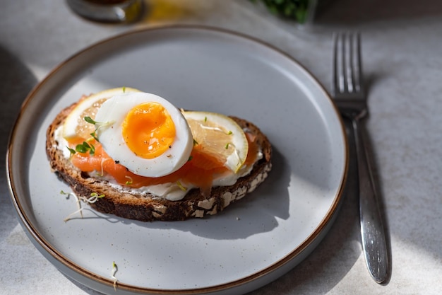 Toast con salmone e uova sode medie