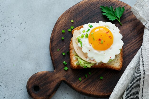 Toast con salsa guacamole di avocado