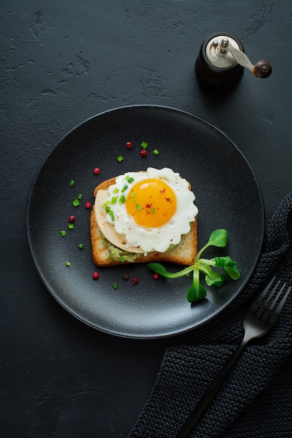 Toast con salsa guacamole di avocado