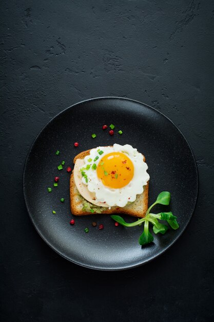 Toast con salsa guacamole di avocado