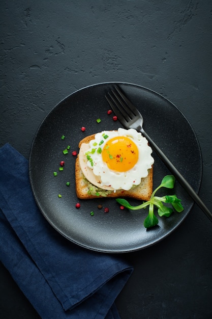 Toast con salsa guacamole di avocado