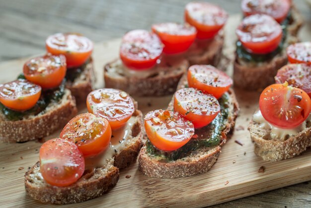 Toast con salsa tahin e menta e pomodorini