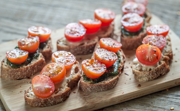 Toast con salsa tahin e menta e pomodorini