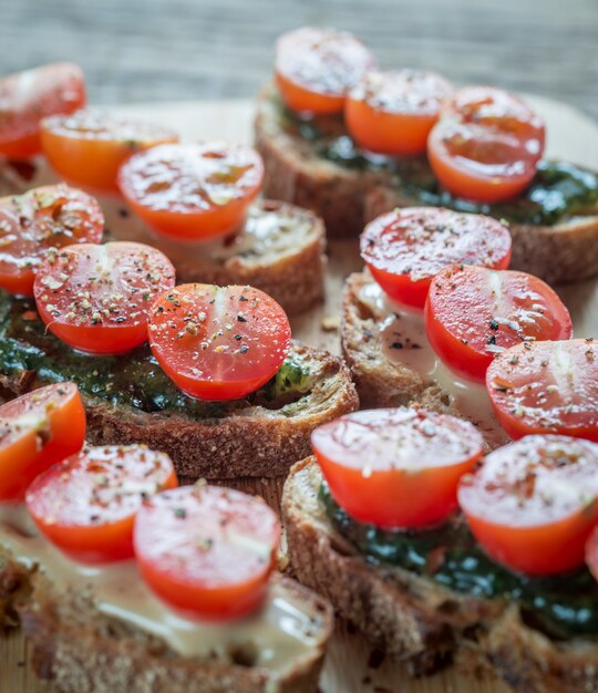 Toast con salsa tahin e menta e pomodorini