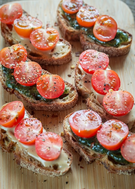 Toast con salsa tahini e menta e pomodorini