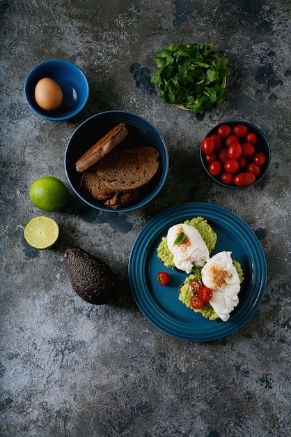 Toast di avocado con uovo in camicia e componenti aggiuntivi