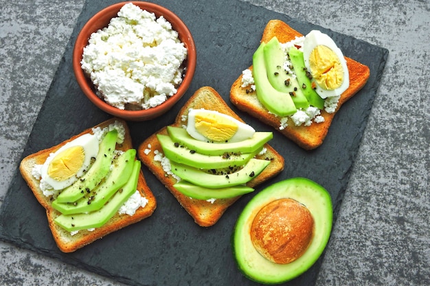 toast di avocado di ricotta con uovo. Dieta Keto. Spuntino o colazione Keto.