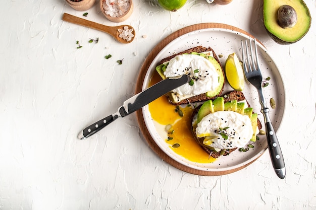 Toast di avocado e formaggio con uova in camicia