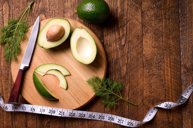 Toast di avocado splendidamente placcato con condimenti dall'aspetto delizioso