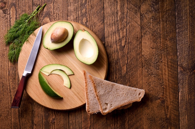 Toast di avocado splendidamente placcato con condimenti dall'aspetto delizioso