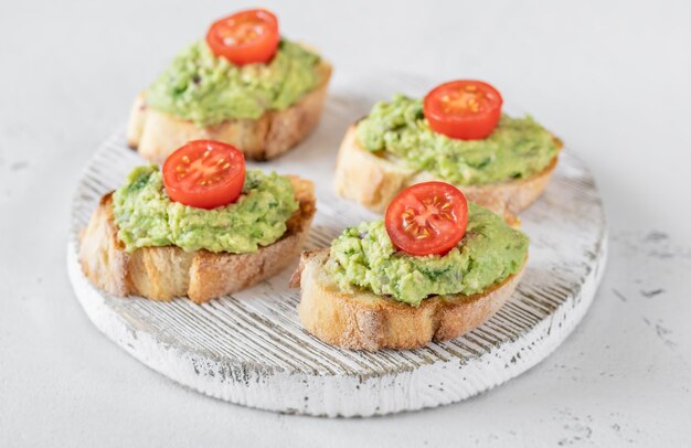 Toast di avocado sulla tavola di legno