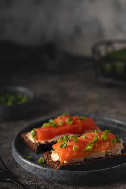 Toast di formaggio morbido e salmone