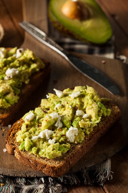 toast di guacamole con formaggio