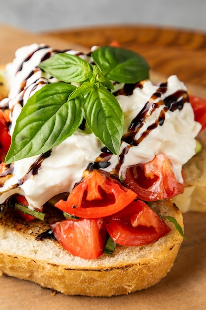 Toast di pane scuro con fette di avocado toast sani con sfondo di avocado e uova di caviale