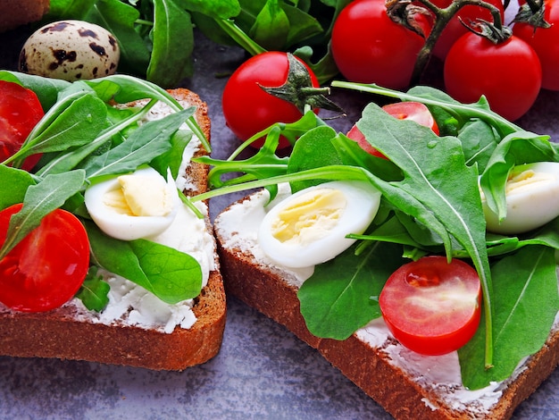 Toast di segale con rucola, uova di quaglia e pomodorini.