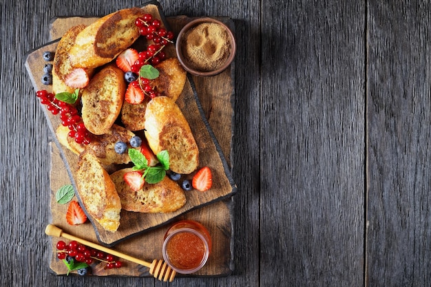 Toast dolci croccanti con frutti di bosco freschi e miele