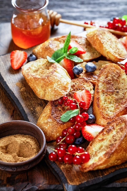 Toast dolci croccanti con frutti di bosco freschi e miele