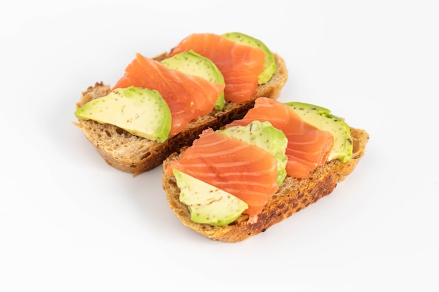 Toast fatto in casa sandwich con salmone, avocado su una fetta di pane di grano. cibo salutare.