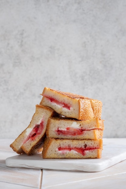 Toast francese ripieno di fragole con crema di formaggio