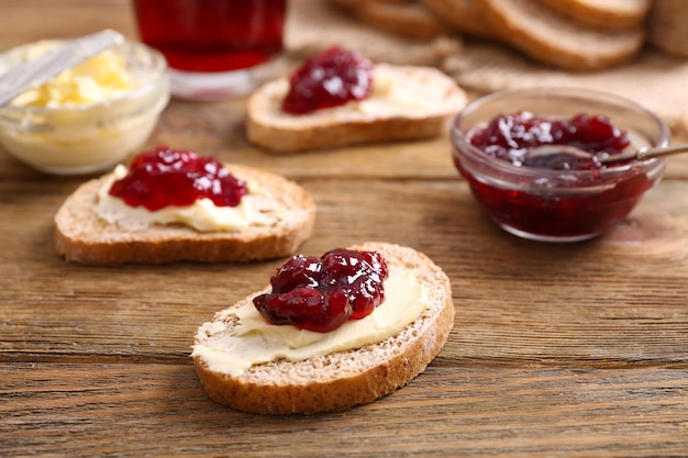 Toast fresco con burro e marmellata sul tavolo da vicino