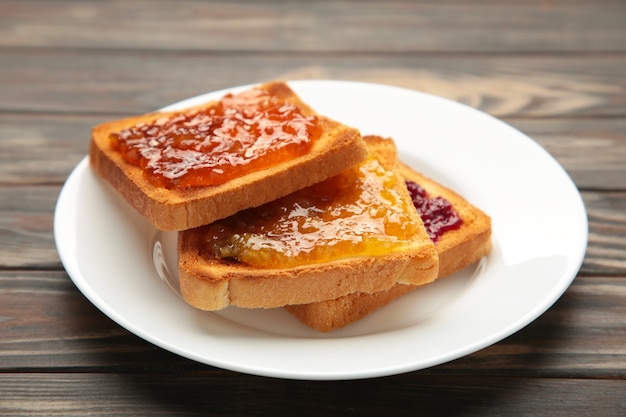 Toast fresco con burro e marmellate diverse sul tavolo. Vista dall'alto