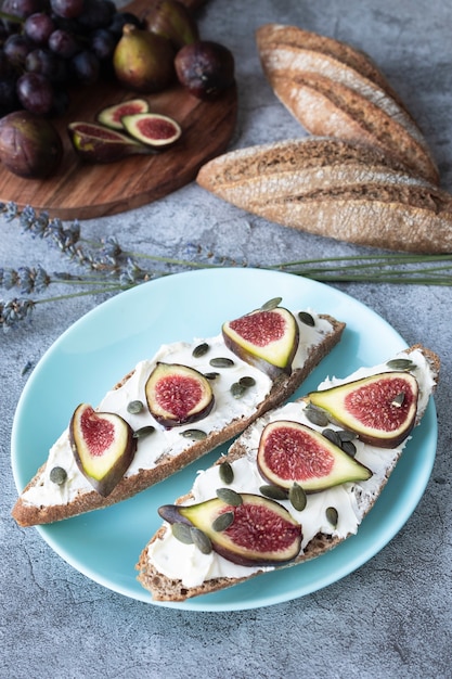 Toast fresco con crema di fichi e semi di zucca