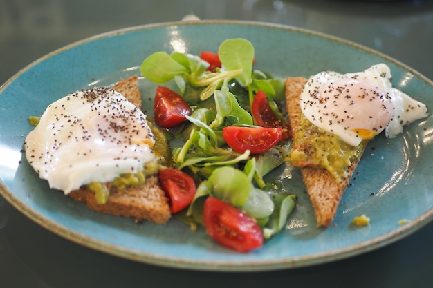 Toast fresco e gustoso con avocado e uova