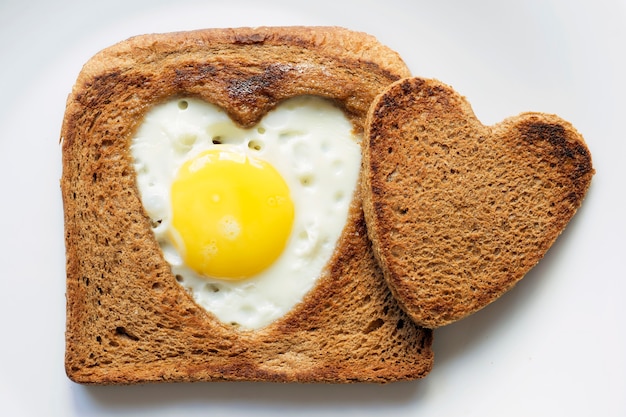 Toast fritti con dentro l'uovo a forma di cuore