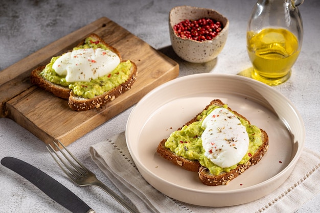 Toast integrale con avocado e uovo in camicia