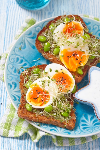 Toast integrale di avocado e uova con edamame