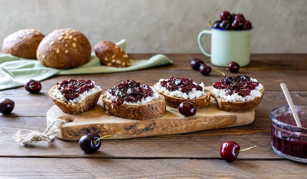 Toast integrali con ricotta e marmellata di ciliegie dolci fatta in casa