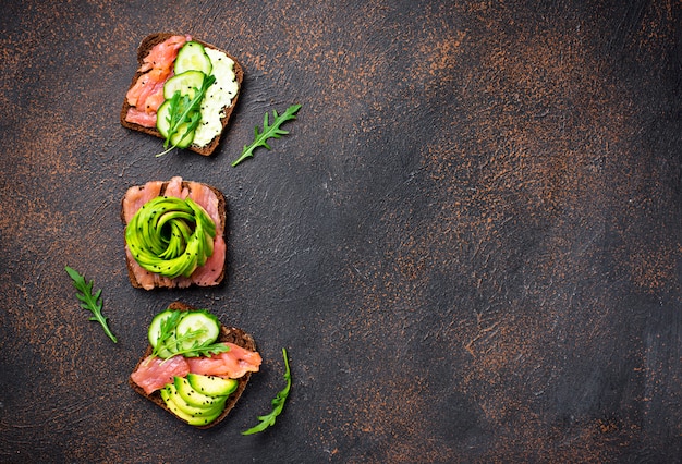 Toast sani con salmone e rosa di avocado