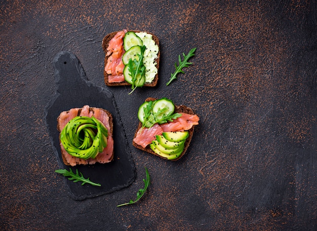 Toast sani con salmone e rosa di avocado