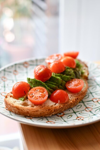 Toast sano di avocado con pomodorini