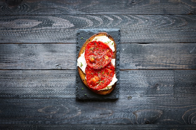 Toast saporiti deliziosi delle uova dell'avocado e del pomodoro