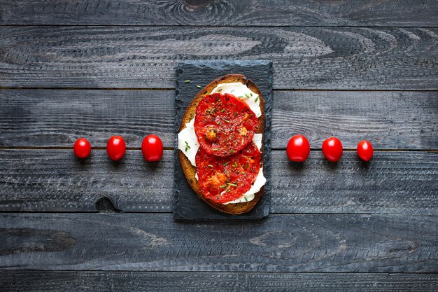 Toast saporiti deliziosi delle uova dell'avocado e del pomodoro