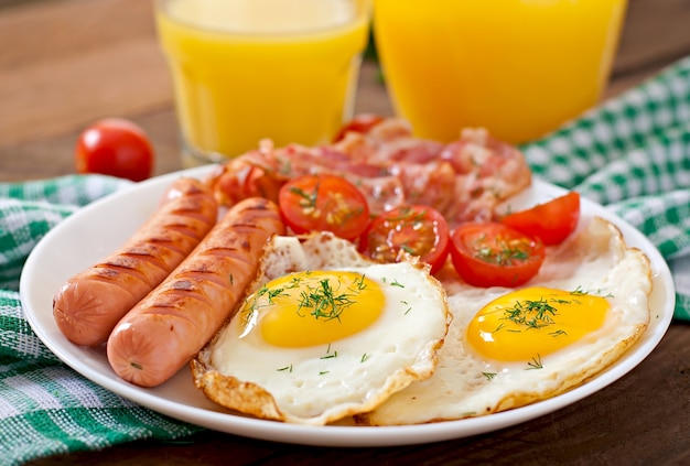 Toast, uova, pancetta e verdure in stile rustico