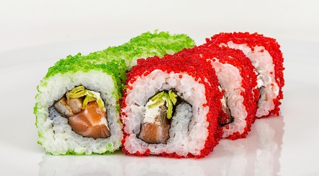 Tobiko Spicy Maki Sushi Hot Roll con vari tipi di uova di pesce volante Tobiko all'esterno e salmone all'interno