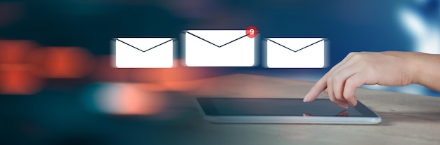 tocca l'e-mail sullo schermo virtuale